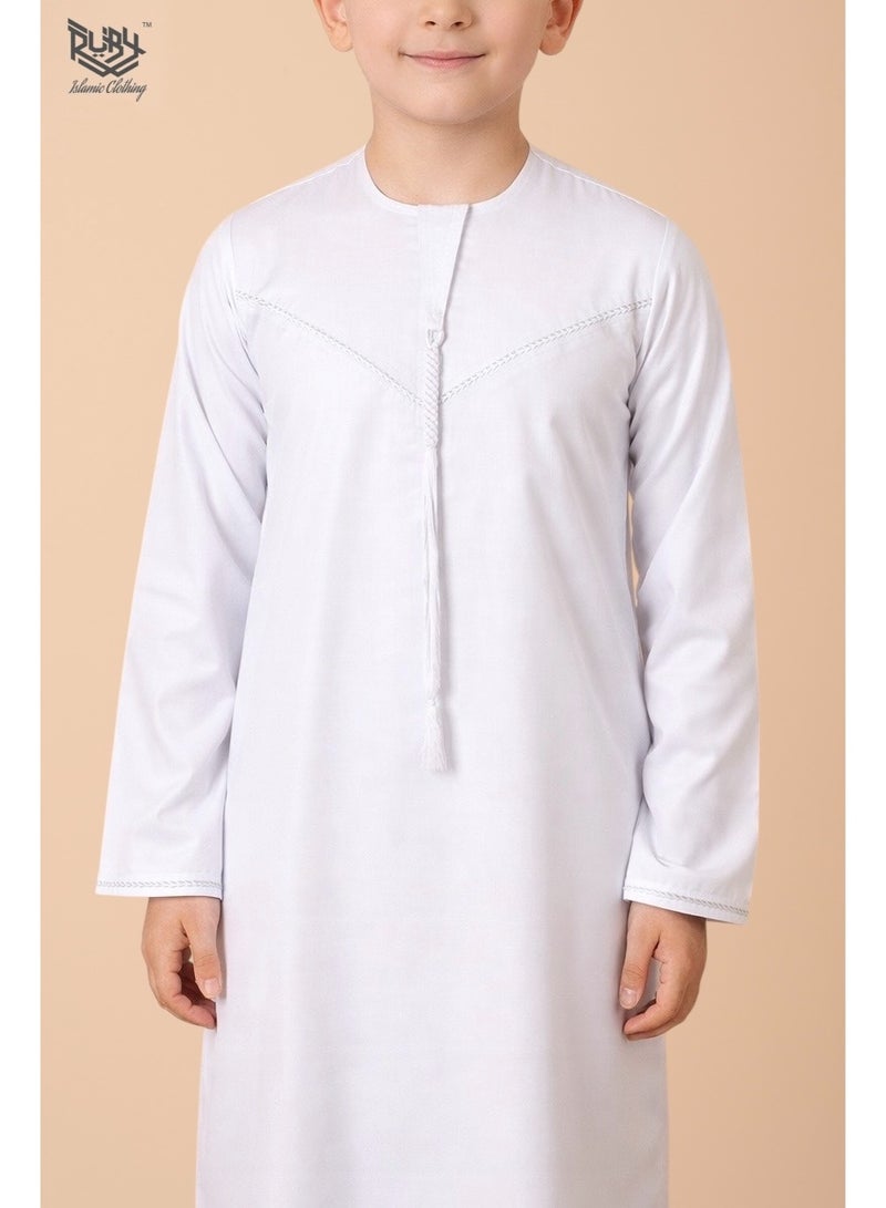 روبي للملابس الإسلامية ثوب كنادورة إماراتي أبيض كلاسيكي للأطفال، مزين بتطريزات دقيقة، برقبة دائرية وأكمام طويلة، مصنوع من قماش الموسلين السعودي. - Image 3